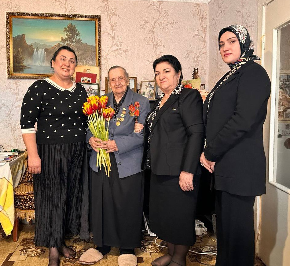 В Буйнакске начальник отдела Миннаца РД Хасайбат Валиева, председатель союза женщин Дагестана Интизар Мамутаева и помощник главы города Буйнакска Александр Фролов проведали жительницу блокадного Ленинграда Елену Николаевну Сорокину